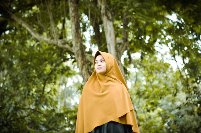 Baju Maroon Cocok dengan Jilbab Warna Apa? Sumber: unsplash/ Kusmayadi Sasmitha