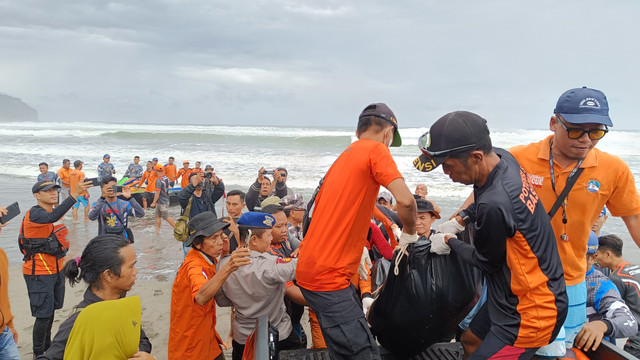 Proses evakuasi korban tenggelam di Pantai Parangtriti oleh Tim SAR gabungan, Senin (14/4). Foto: Dok. SAR Parangtritis