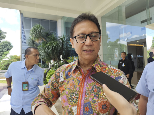 Menteri Kesehatan Budi Gunadi Sadikin di depan Kantor KemenkoPangan, Jakarta Pusat, Senin (14/4/2025). Foto: Alya Zahra/kumparan 