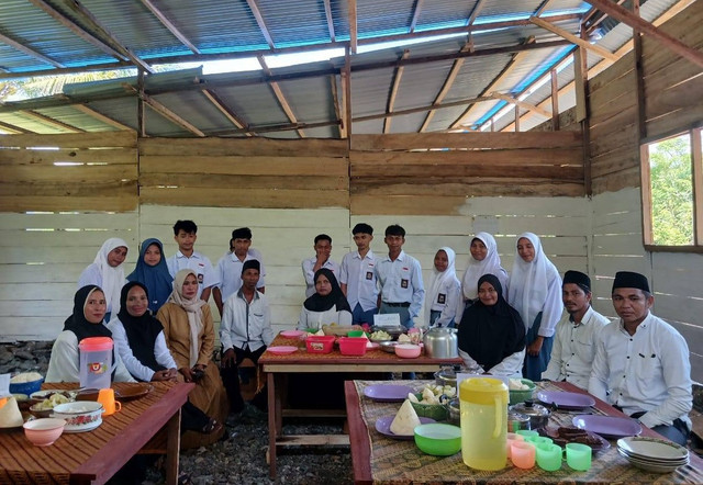 Potret siswa dan guru MA AL-MUSLIM TOMI-TOMI, Dusun Tomi-Tomi, Desa Tahalupu, Kecamatan Huamual Belakang Kabupaten Seram Bagian Barat, Maluku, Usai Melaksanakan Ujian Madrasah Tahun Pelajaran 2024/2025. Sumber Foto : Azilva R'a Buton.