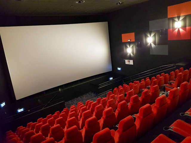 Tips membawa anak nonton bioskop. Foto hanyalailustrasi bukan tempat sebenarnya. Sumber: Unsplash/Toni Pomar