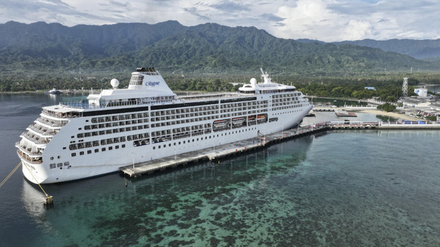 Kapal Pesiar MS Seven Seas Voyager berbendera Bahamas bersanda sukses bersandar di Pelabuhan Celukan Bawang, Buleleng, Bali Utara. Foto: Dok. Istimewa