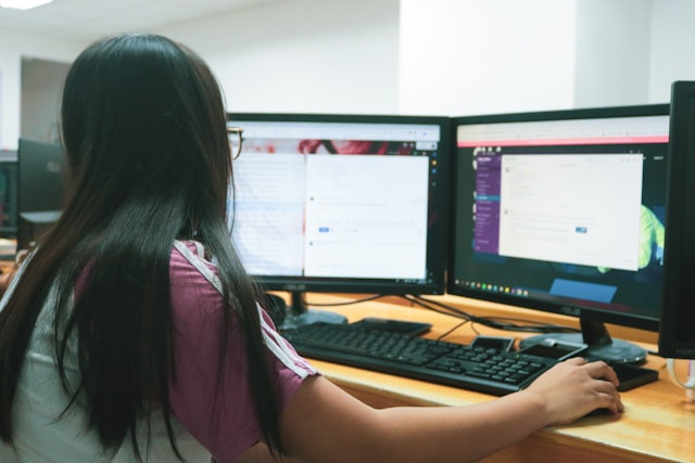 Contoh Tugas Data Entry. Foto Hanya Ilustrasi, Bukan Sebenarnya. Sumber Foto: Unsplash.com/Patrick Amoy