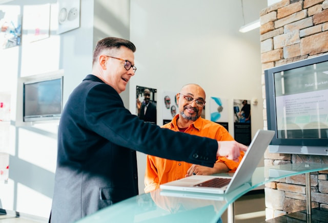 Jobdesk Sales Executive. Foto Hanya Ilustrasi, Bukan Sebenarnya. Sumber Foto: Unsplash.com/LinkedIn Sales Solutions
