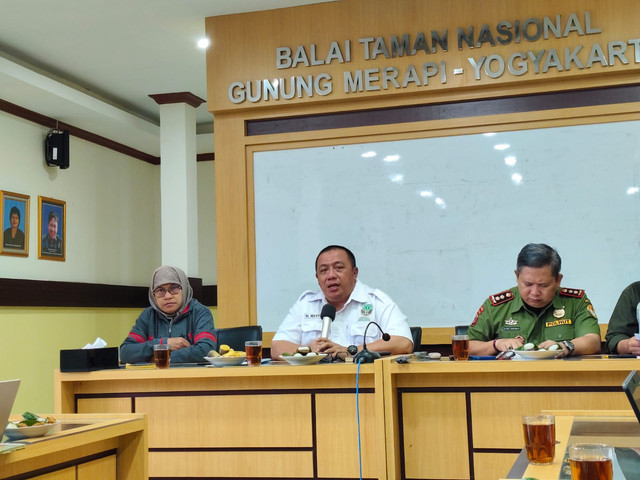 Balai Taman Nasional Gunung Merapi menyampaikan perkembangan kasus pendakian ilegal di Merapi, Senin (14/4/2025). Foto: Arfiansyah Panji Purnandaru/kumparan