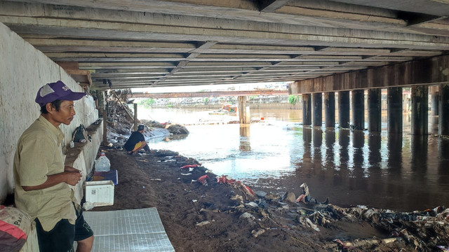 Para pemancing di Kali Ciliwung, Jakarta Barat, saat ditemui pada Senin (14/4/2025). Foto: Rachmadi Rasyad/kumparan
