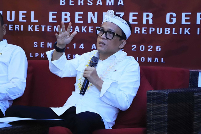 Wamenaker Immanuel Ebenezer melakukan kunjungan kerja dan berdiskusi di LPKS Queen International, Kota Denpasar, Bali, Senin (14/4/2024). Foto: Dok. Kemnaker