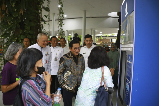 Gubernur DKI Jakarta Pramono Anung melihat water purifier yang diinisasi PAM JAYA. Foto: Dok. PAM JAYA