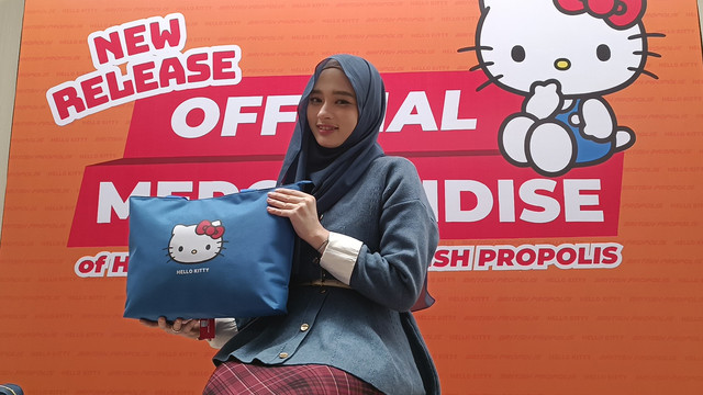 Inara Rusli dalam launching tas British Propolis edisi Hello Kitty di BSD, Tangerang Selatan, Senin (14/4/2025).
 Foto: Giovanni/kumparan