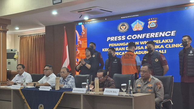 Jumpa pers deportasi turis Amerika Serikat berinisial MM yang mengamuk di klinik di Bali. Foto: kumparan