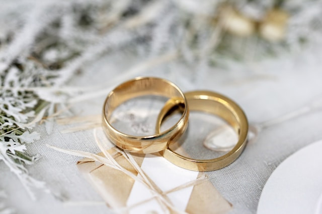 Cincin Tunangan di Jari Mana Menurut Islam? Foto Hanya Ilustrasi. Sumber Foto: Unsplash.com/Sandy Millar