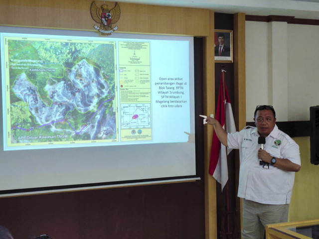 Kepala Balai TNGM Muhammad Wahyudi menunjukkan kerusakan 200 hektare kawasan TNGM di Kabupaten Magelang, Jawa Tengah, Senin (14/4/2025). Foto: Arfiansyah Panji Purnandaru/kumparan