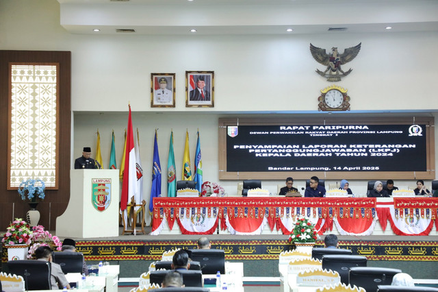 Gubernur Lampung, Rahmat Mirzani Djausal saat memaparkan Laporan Keterangan Pertanggungjawaban (LKPJ) Kepala Daerah Tahun Anggaran 2024 dalam Rapat Paripurna DPRD Provinsi Lampung | Foto : Eka Febriani /Lampung Geh