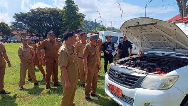 Bupati Bolmong, Yusra Alhabsyi (pakai topi) dan Wakil Bupati Bolmong, Dony Lumenta (paling depan) saat memeriksa kelayakan kendaraan dinas milik Pemkab Bolmong.
