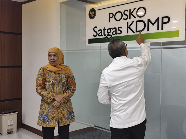 Gubernur Jawa Timur Khofifah Indar Parawansa bersama Menteri Koordinator Bidang Pangan Zulkifli Hasan (Zulhas) di Kantor KemenkoPangan, Jakarta Pusat, Senin (14/4/2025). Foto: Alya Zahra/kumparan 