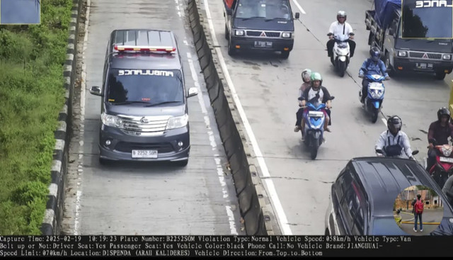 Ambulans terekam kamera ETLE dan ditilang saat membawa pasien. Foto: Dok. Christian