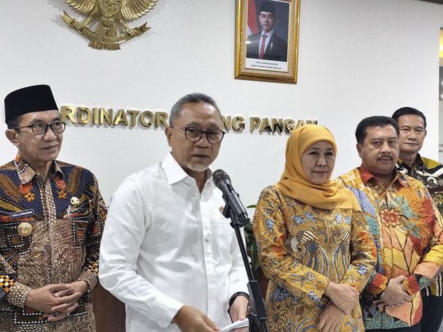 Menteri Koordinator Bidang Pangan Zulkifli Hasan (Zulhas) (kemeja putih) bersama Gubernur Jawa Timur Khofifah Indar Parawansa (kerudung kuning) di Kantor KemenkoPangan, Jakarta Pusat, Senin (14/4/2025). Foto: Alya Zahra/kumparan 