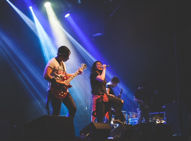 Ilustrasi Lirik Lagu Pertemuan Duet Pria Wanita. Foto: dok. Unsplash/Kyle Wong