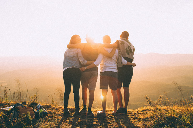 Ilustrasi contoh norma kesopanan. Foto: Unsplash/ Helena Lopes