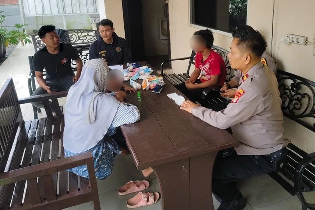 Polsek Pondok Aren bebaskan ibu dan 2 anaknya yang mencuri produk kosmetik di Swalayan Hari-hari, Tangsel. Foto: Instagram/@humas_polsekpondokaren