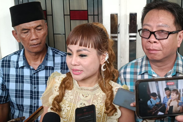 Janhwa Diana usai bertemu Wakil Walikota Surabaya Armuji di rumah dinasnya di Jalan Wali Kota Mustajab, Surabaya, Senin (14/4/2025). Foto: Farusma Okta Verdian/kumparan