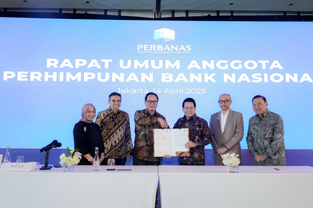 Direktur Utama BRI, Hery Gunardi (ketiga dari kanan) diangkat menjadi Ketua Umum Perhimpunan Bank Nasional (PERBANAS) untuk periode 2024–2028 pada Rapat Umum Anggota PERBANAS di Jakarta, Senin (14/4/2025). Foto: Dok. BRI