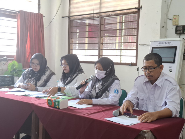 Kepala sekolah SMK SASMITA JAYA 1 Sedang Memimpin Rapat (Sumber: Dokumen Pribadi)