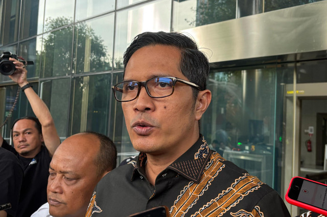Penasihat hukum Hasto Kristiyanto sekaligus mantan Jubir KPK Febri Diansyah usai diperiksa sebagai saksi dalam kasus Harun Masiku di Gedung Merah Putih KPK, Jakarta, Senin (14/4/2025). Foto: Abid Raihan/kumparan