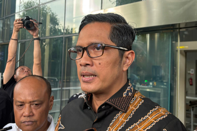 Penasihat hukum Hasto Kristiyanto sekaligus mantan Jubir KPK Febri Diansyah usai diperiksa sebagai saksi dalam kasus Harun Masiku di Gedung Merah Putih KPK, Jakarta, Senin (14/4/2025). Foto: Abid Raihan/kumparan