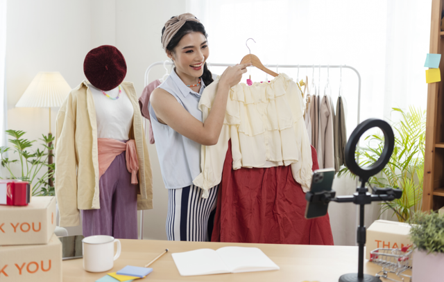 Ilustrasi live online shop. sumber: freepik 