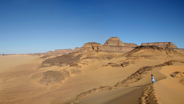 Pemandangan dari tempat perlindungan batu Takarkori di Libya barat daya, tempat dua individu wanita Neolitikum Pastoral berusia sekitar 7.000 tahun dikuburkan, terlihat dalam foto selebaran yang dirilis pada tanggal 2 April 2025. Foto: Universitas Sapienza Roma/via REUTERS