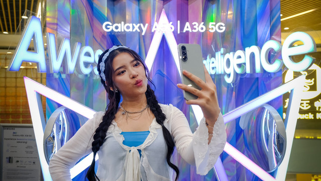 Tiara Andini, Team Galaxy, menjajal Samsung Galaxy A56 5G di Awesom Space di Jakarta. Foto: Samsung Indonesia
