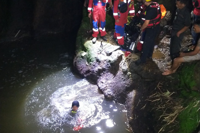Proses evakuasi pria yang tewas tenggelam di sungai Ciwarga, Bandung, Senin (14/4/2025). Foto: Diskar PB Kota Bandung