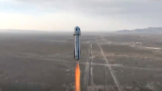 Bintang pop Katy Perry dan jurnalis Gayle King, Lauren Sanchez, yang juga tunangan Jeff Bezos dan peserta lainnya, meluncur ke luar angkasa dengan roket Blue Origin di Launch Site One, Texas Barat, AS, Senin (14/4/2025). Foto: Blue Origin/via REUTERS