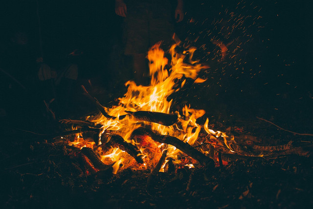 https://cdn.pixabay.com/photo/2016/11/18/17/02/bonfire-1835829_1280.jpg (Ilustrasii bakar sampah)
