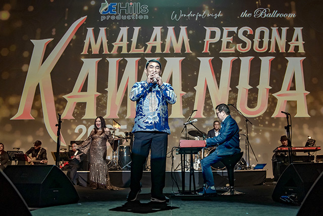 Gubernur Sulawesi Utara (Sulut), Yulius Selvanus, tampil duet dengan penyanyi Jazz, Ermy Kulit, dan diiringi permainan keyboard dari Tony Wenas, Dirut Freeport Indonesia, serta drum oleh Simon Mantiri, Dirut Pertamina, pada konser Malam Pesona Kawanua 2025. (foto: istimewa)