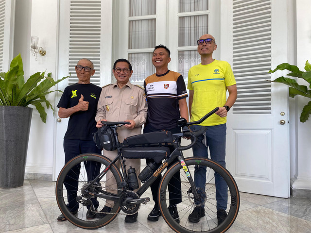 Presiden Persebaya sekaligus CEO DBL Azrul Ananda (dua dari kanan) saat disambut Gubernur Jakarta Pramono Anung (kemeja coklat) di Balai Kota Jakarta. Foto: DBL for Basra