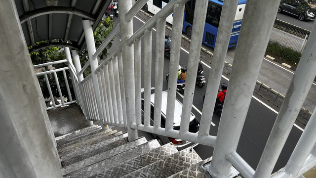 Suasana JPO di Jalan Daan Mogot, Jakarta Barat, Selasa (15/4/2025). Foto: Rayyan Farhansyah/kumparan