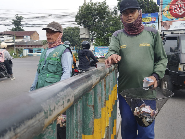 Aktivitas peminta sumbangan pembangunan mesjid di lampu merah perempatan Teluk Pucung, Bekasi Utara, Selasa (15/4/2025). Foto: kumparan