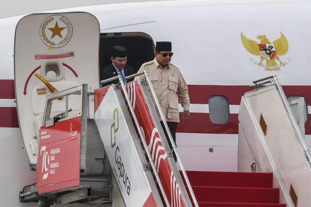 Presiden Prabowo Subianto tiba di Pangkalan Udara TNI AU Halim Perdanakusuma, Jakarta, Selasa (15/4/2025). Foto: Galih Pradipta/ANTARA FOTO