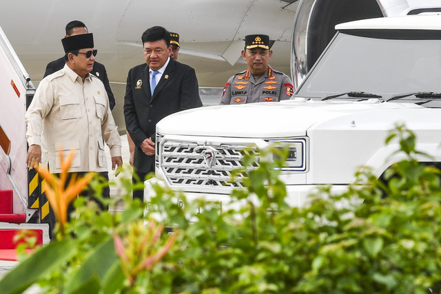 Presiden Prabowo Subianto (kiri) berbincang dengan Menko Polkam Budi Gunawan (tengah) dan Kapolri Jenderal Pol Listyo Sigit Prabowo (kanan) setibanya di Pangkalan Udara TNI AU Halim Perdanakusuma, Jakarta, Selasa (15/4/2025). Foto: Galih Pradipta/ANTARA FOTO