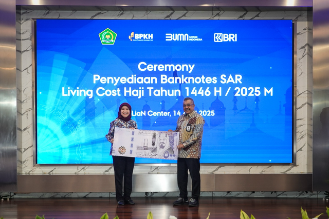 Direktur Treasury and International Banking BRI Farida Thamrin (kiri) dan Badan Pelaksana Bidang Akuntansi & Keuangan BPKH Amri Yusuf (kanan) dalam penyerahan banknotes Saudi Arabian Riyal (SAR) di Kantor Pusat BRI, Jakarta pada Senin (14/4). Foto: Dok. BRI