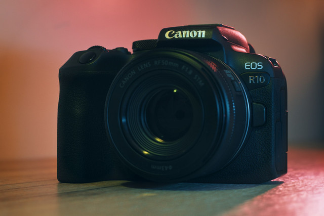 Kamera mirrorless adalah jenis kamera digital yang tidak menggunakan cermin reflektif seperti pada kamera DSLR. Foto: Unsplash