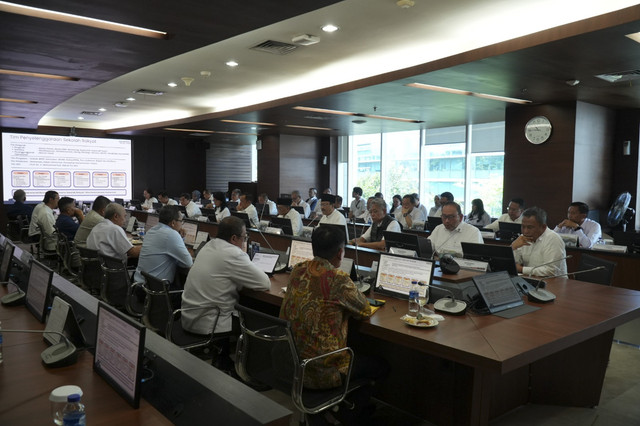 Mensesneg Prasetyo Hadi memimpin rapat koordinasi percepatan sarpras Sekolah Rakyat yang di hadiri oleh Mensos Saifullah Yusuf di Kantor Kementerian Pekerjaan Umum (PU) di Kebayoran Baru, Jakarta Selatan, Senin (14/4/2025). Foto: Dok. Kemensos