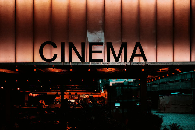 Apakah Harga Tiket Bioskop Online dan Offline Sama? Foto sebagai ilustrasi bioskop. Sumber foto: Unsplash-Samuel Regan-Asante