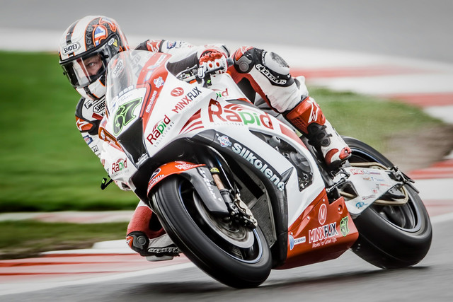 Ilustrasi daftar nama-nama pembalap motogp 2025 dan nomor motornya. Sumber: garry neesam/unsplash