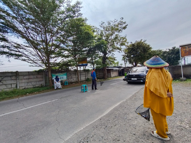 Aktivitas peminta sumbangan pembangunan masjid di Karawang, Selasa (15/4/2025). Dok: kumparan