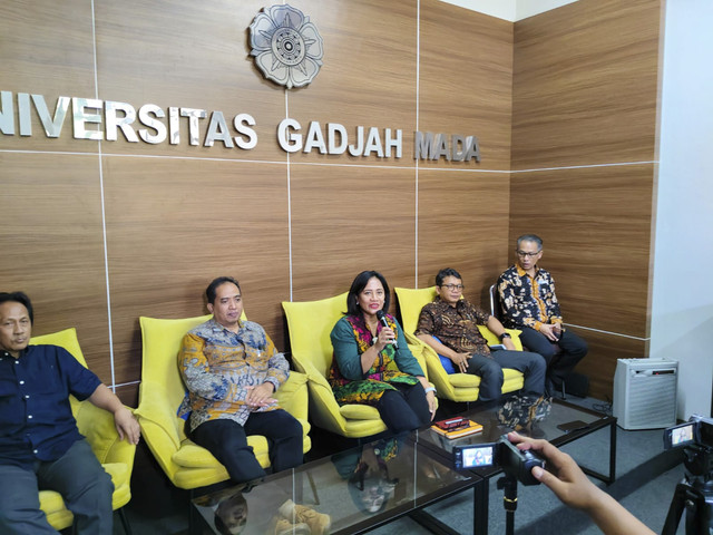 Wakil Rektor Pendidikan dan Pengajaran UGM Wening Udasmoro menegaskan Jokowi lulusan UGM, Selasa (15/4/2025). Foto: Arfiansyah Panji Purnandaru/kumparan