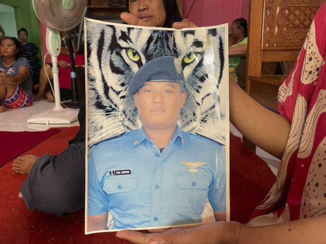 Foto Rizal Sampurna dengan seragam sekolah pelayaran. Dok: kumparan