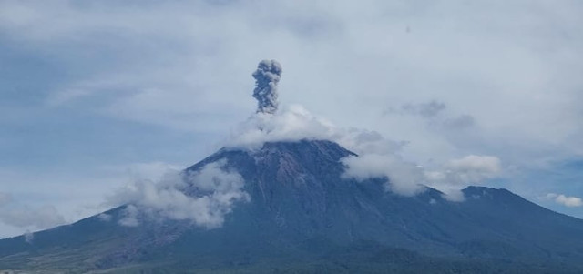 Gunung Semeru, Selasa (15/4/2025). Dok: Pos Pengamatan Gunung Api Semeru